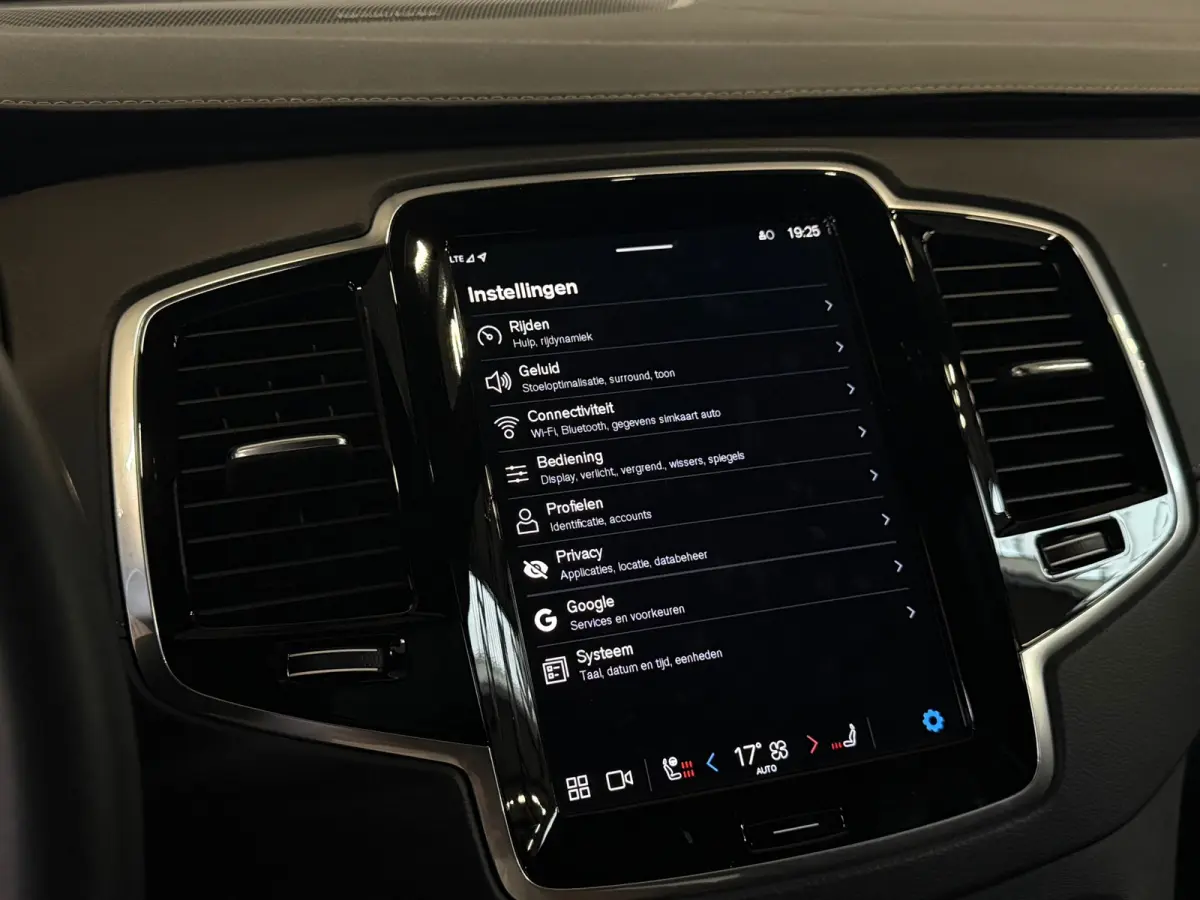 2.0 T8 Recharge AWD Ultra Dark Pano Luchtvering 360 Trekhaak