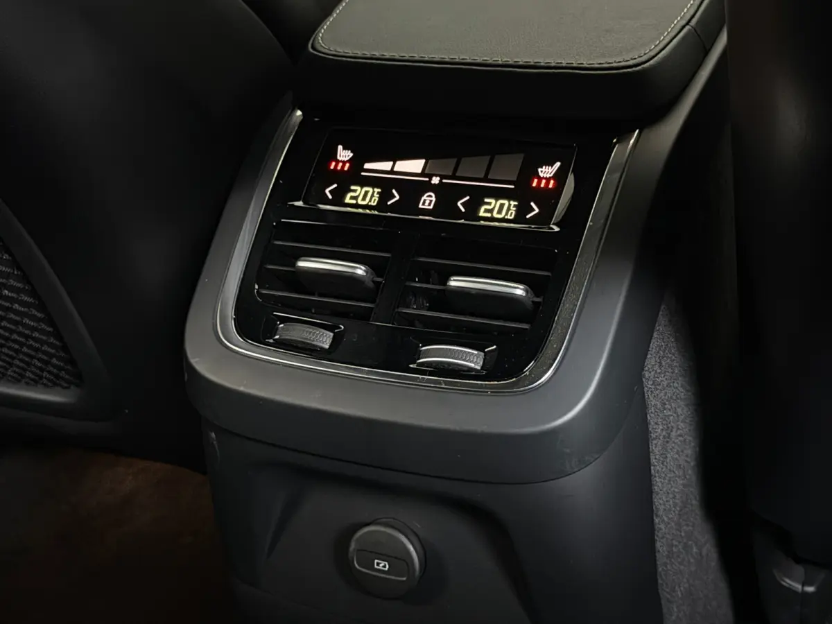 2.0 T8 Recharge AWD Ultra Dark Pano Luchtvering 360 Trekhaak