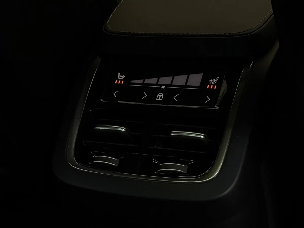 2.0 T8 Recharge AWD Ultra Dark Pano Luchtvering 360 Trekhaak