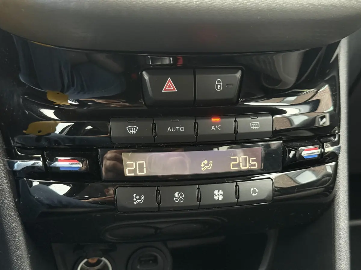 1.2 PureTech Roland Garros 2e Eigenaar|Navi|Camera|Pano|D-riem vv in 2025|Clima|Cruise|Carplay|Goed Onderhouden|APK tot 08-2026