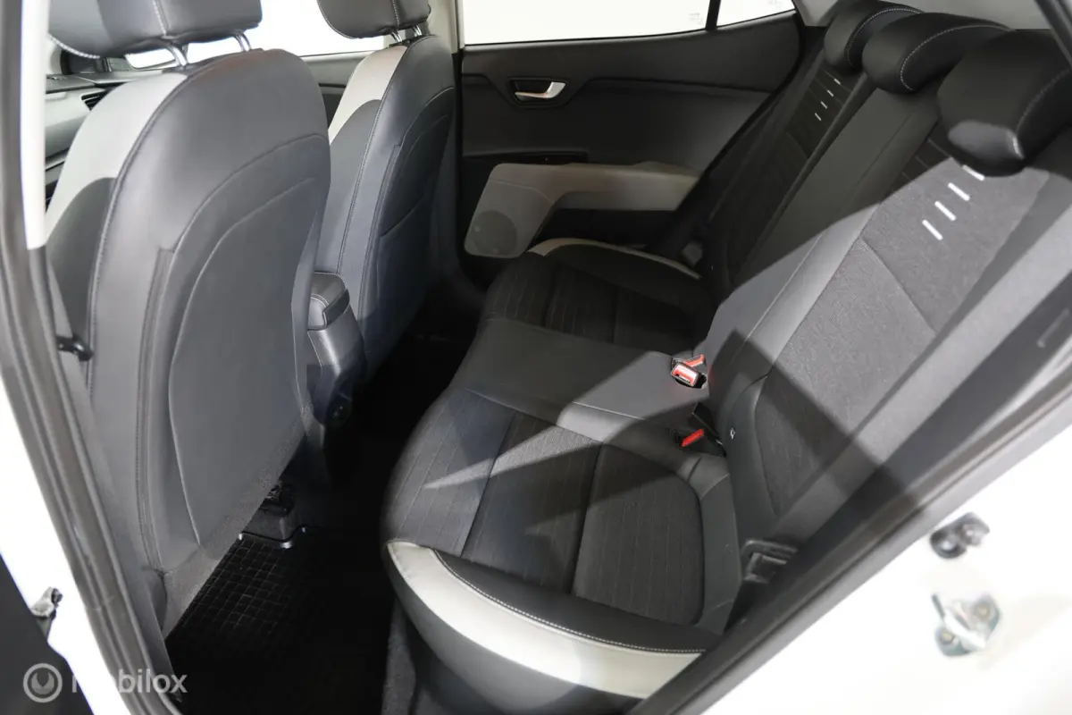 1.0 T-GDi DynamicLine - Afneembare trekhaak - Carplay - Stuur/Stoelverwarming