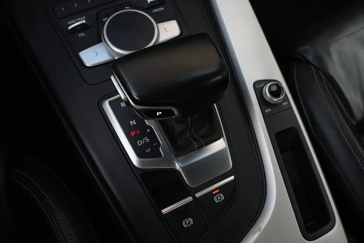 1.4 TFSI Sport S line Black Edition | 150 PK | Leder | Navigatie | Parkeersensoren | Audi A4 Limousine 1.4 TFSI Sport S line Black Edition 150 PK met 1.395 cc 4-cilinder benzinemotor, luxe l