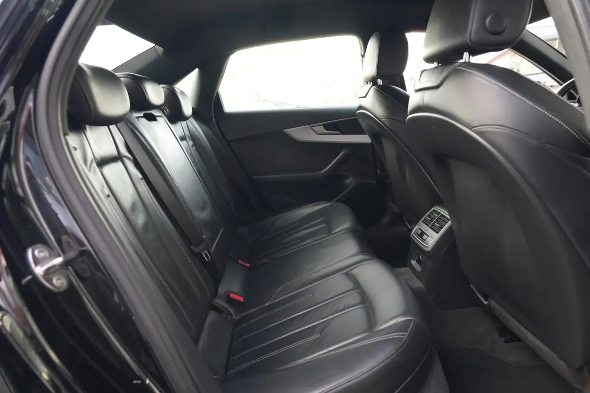 1.4 TFSI Sport S line Black Edition | 150 PK | Leder | Navigatie | Parkeersensoren | Audi A4 Limousine 1.4 TFSI Sport S line Black Edition 150 PK met 1.395 cc 4-cilinder benzinemotor, luxe l