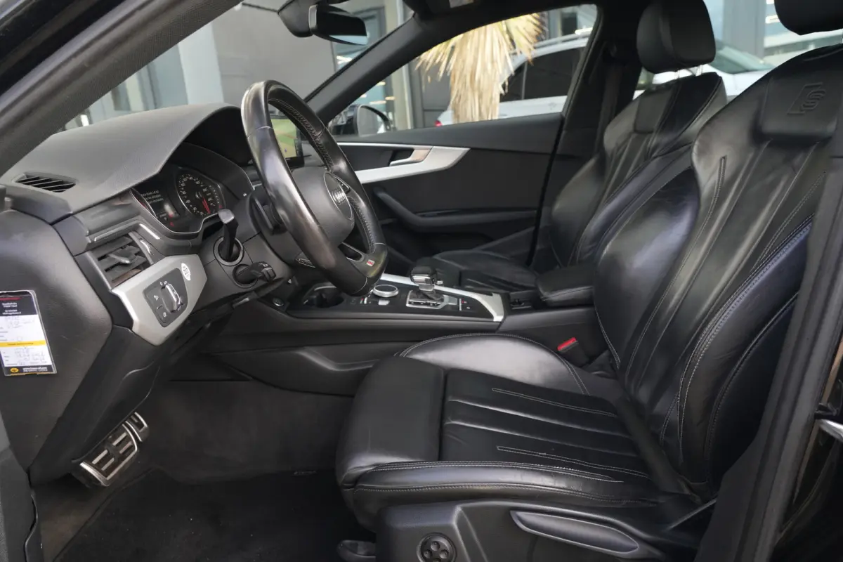 1.4 TFSI Sport S line Black Edition | 150 PK | Leder | Navigatie | Parkeersensoren | Audi A4 Limousine 1.4 TFSI Sport S line Black Edition 150 PK met 1.395 cc 4-cilinder benzinemotor, luxe l
