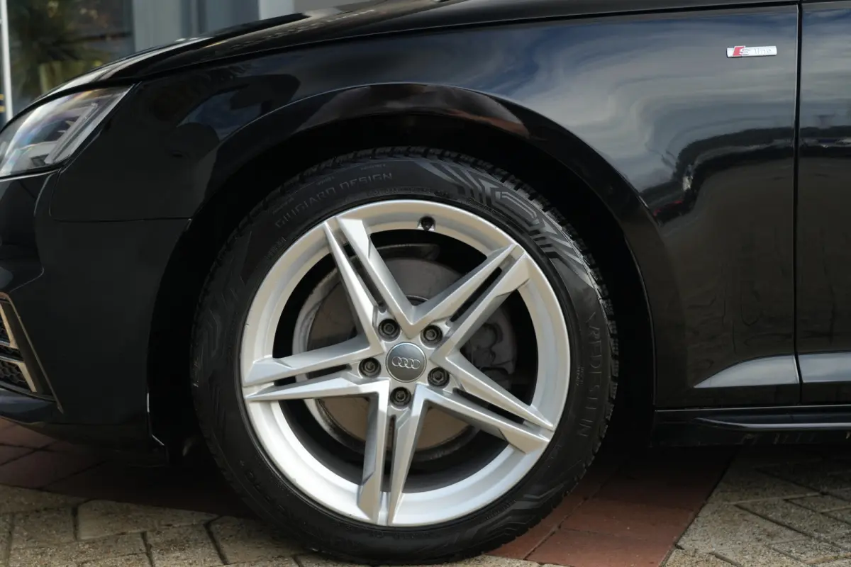 1.4 TFSI Sport S line Black Edition | 150 PK | Leder | Navigatie | Parkeersensoren | Audi A4 Limousine 1.4 TFSI Sport S line Black Edition 150 PK met 1.395 cc 4-cilinder benzinemotor, luxe l