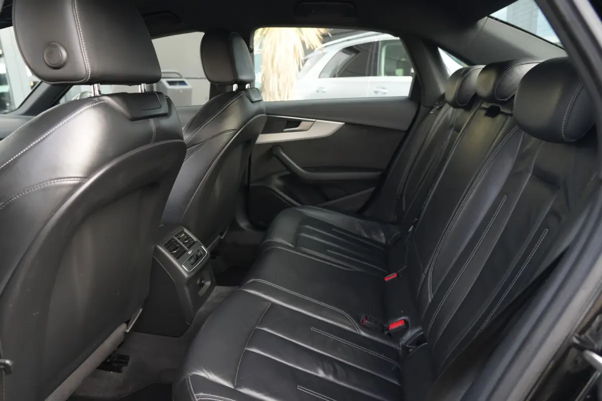 1.4 TFSI Sport S line Black Edition | 150 PK | Leder | Navigatie | Parkeersensoren | Audi A4 Limousine 1.4 TFSI Sport S line Black Edition 150 PK met 1.395 cc 4-cilinder benzinemotor, luxe l