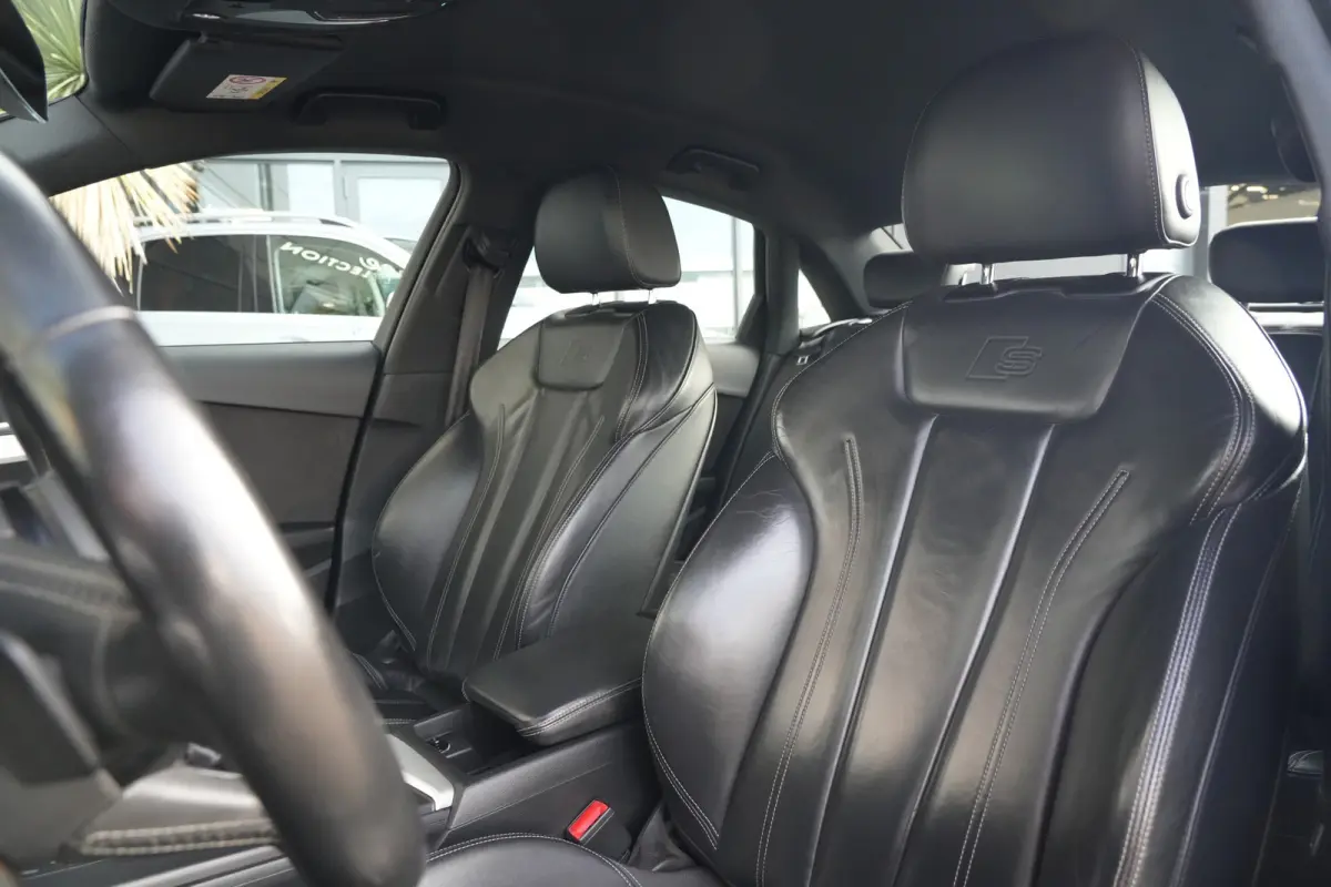 1.4 TFSI Sport S line Black Edition | 150 PK | Leder | Navigatie | Parkeersensoren | Audi A4 Limousine 1.4 TFSI Sport S line Black Edition 150 PK met 1.395 cc 4-cilinder benzinemotor, luxe l