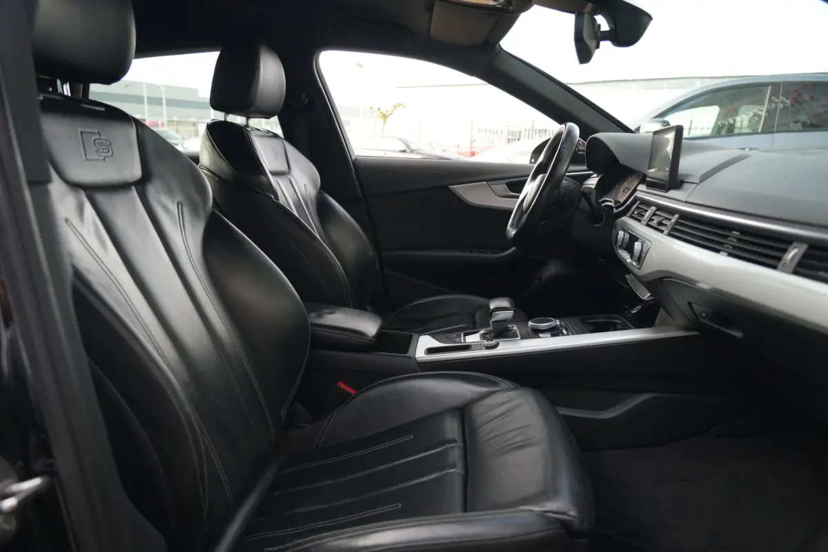 1.4 TFSI Sport S line Black Edition | 150 PK | Leder | Navigatie | Parkeersensoren | Audi A4 Limousine 1.4 TFSI Sport S line Black Edition 150 PK met 1.395 cc 4-cilinder benzinemotor, luxe l