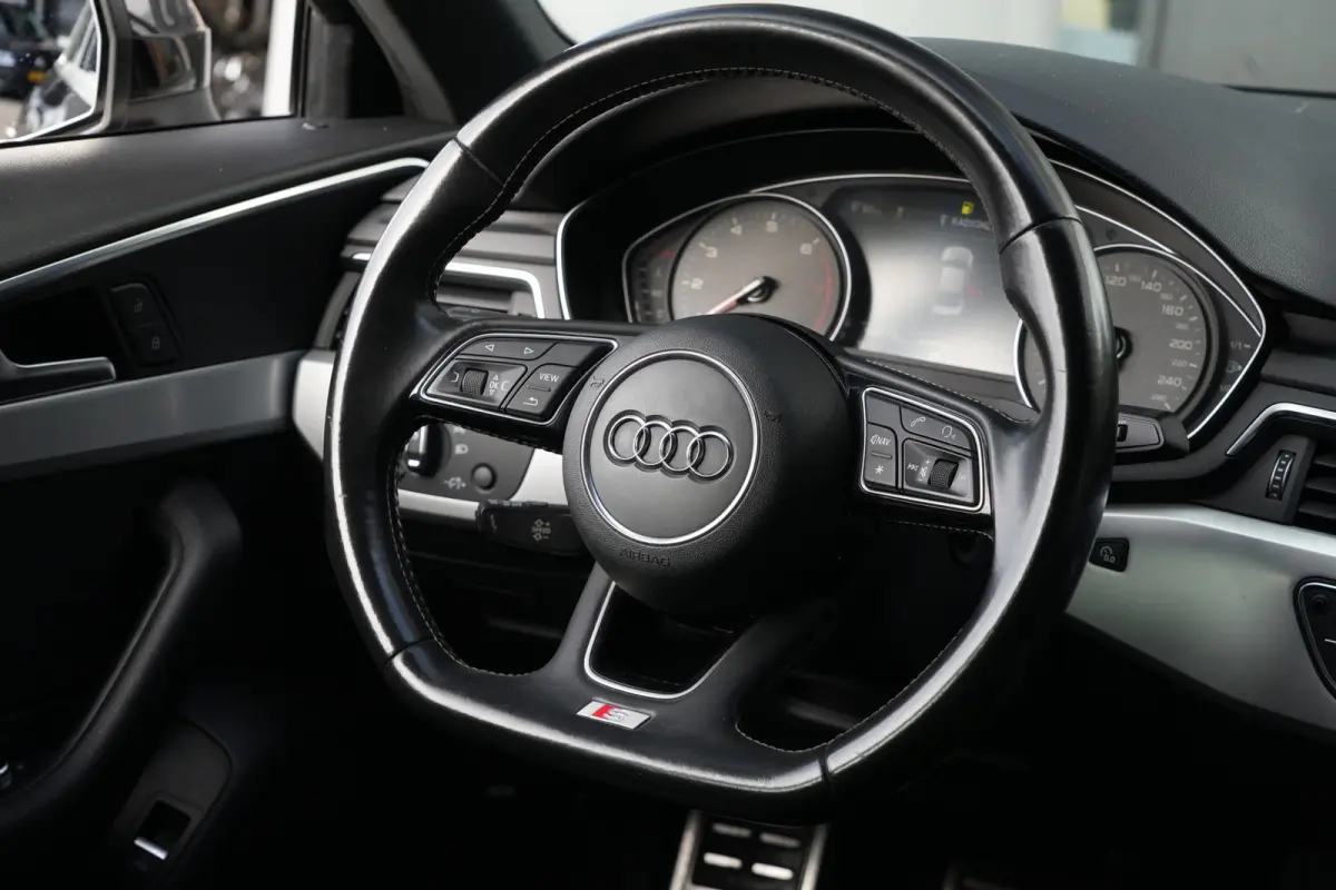 1.4 TFSI Sport S line Black Edition | 150 PK | Leder | Navigatie | Parkeersensoren | Audi A4 Limousine 1.4 TFSI Sport S line Black Edition 150 PK met 1.395 cc 4-cilinder benzinemotor, luxe l