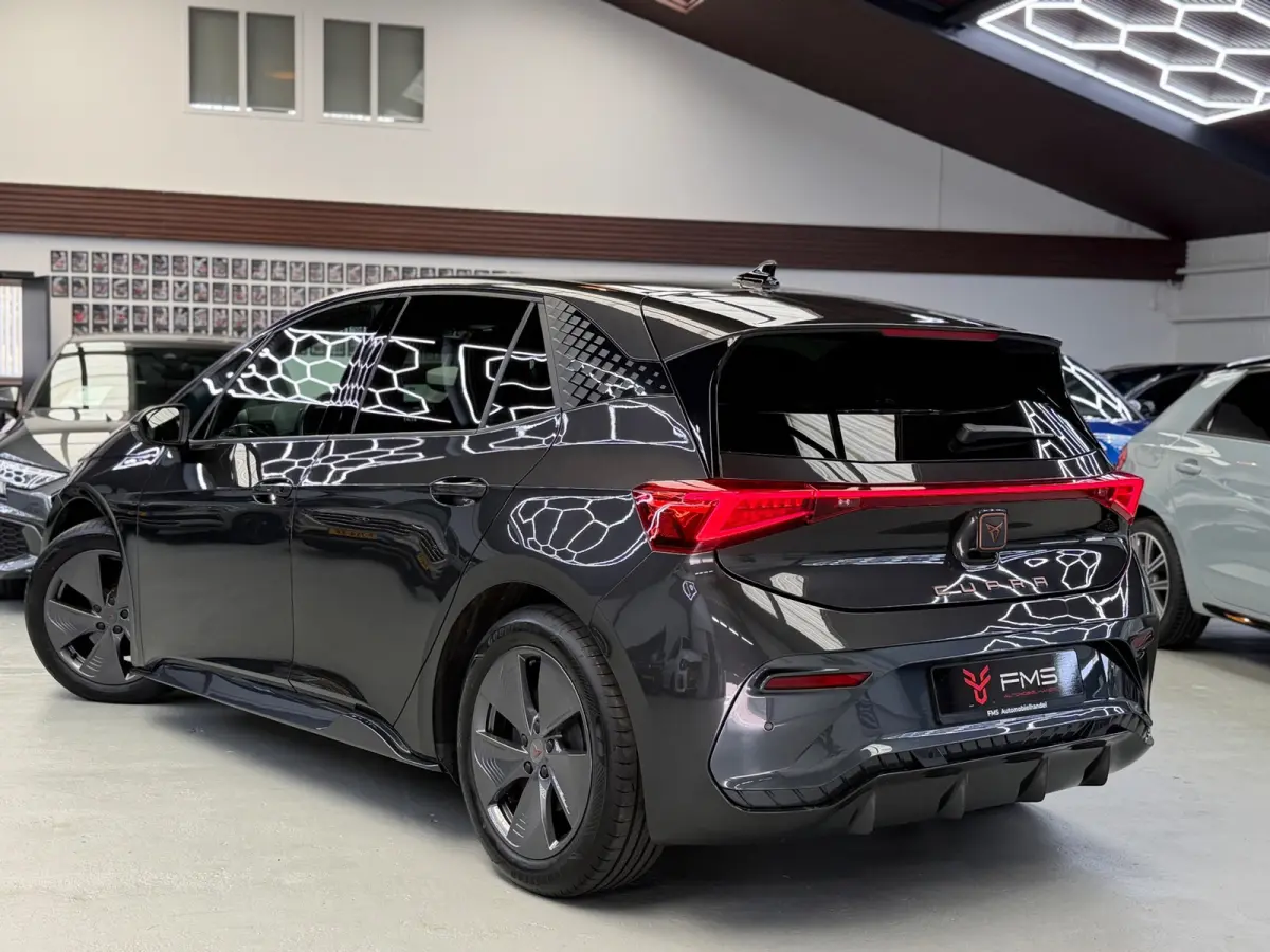 Essential 62 kWh CarPlay 204 pk
