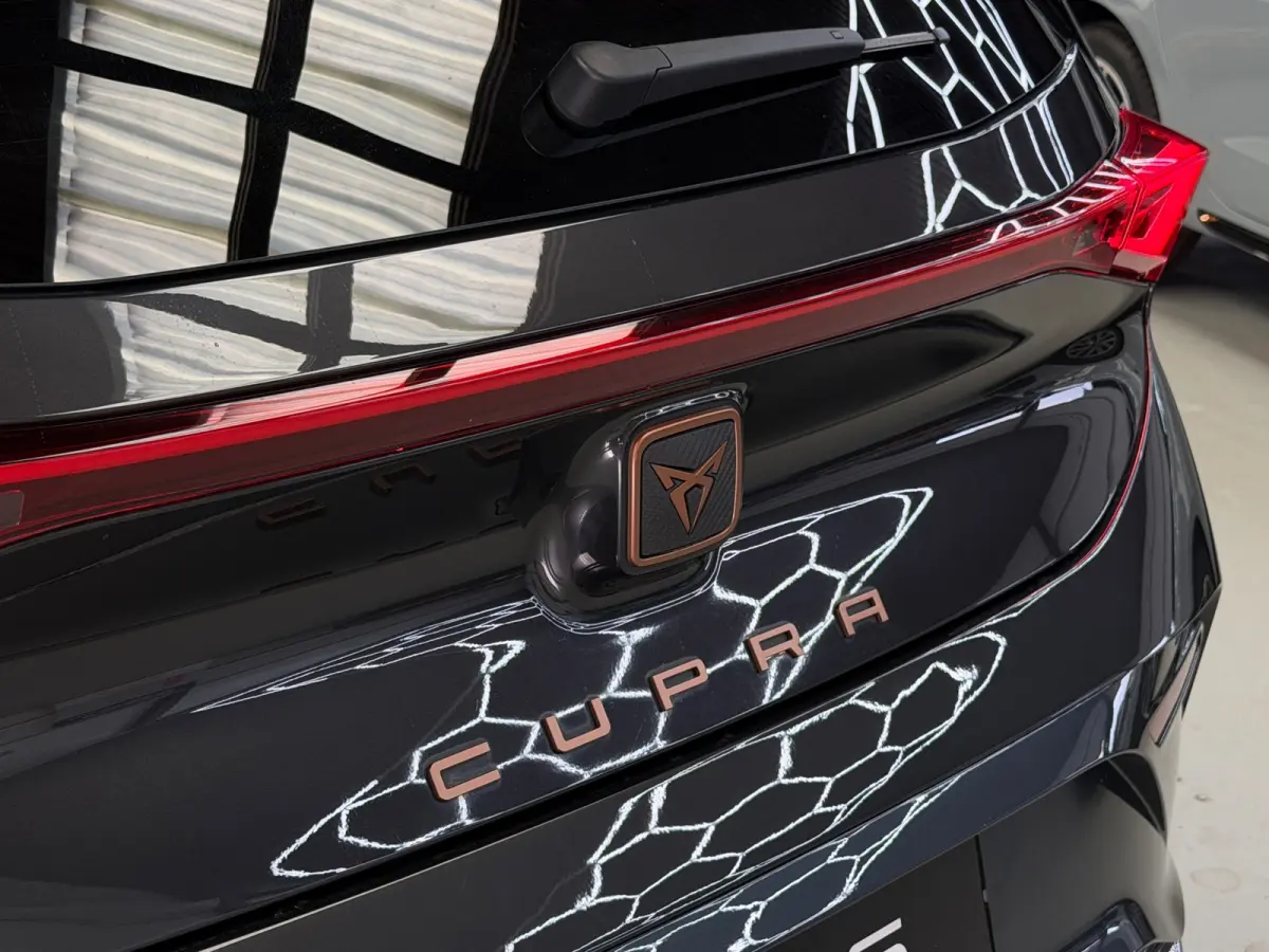 Essential 62 kWh CarPlay 204 pk