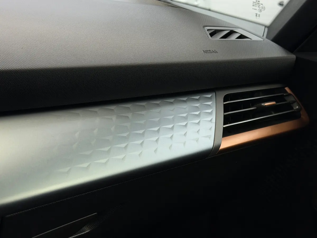 Essential 62 kWh CarPlay 204 pk