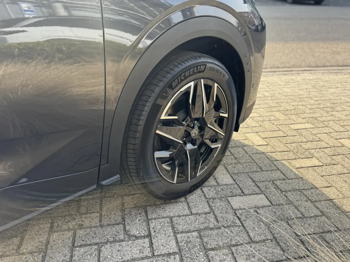 Hybrid 145 GT l 360 Vision & Drive Assist Plus Pack (GT)