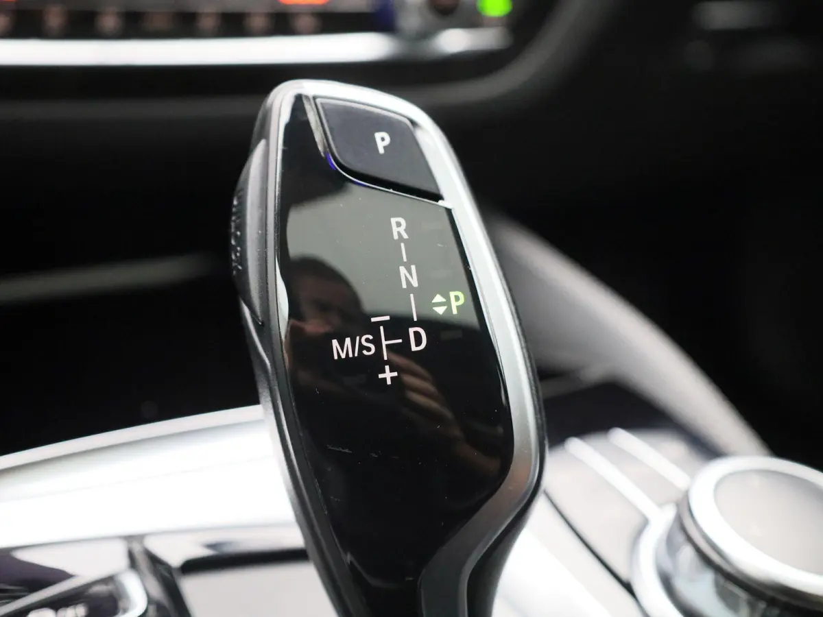 520i Business Edition Plus | Automaat | Panoramadak | Apple Carplay / Android Auto | Stoelverwarming | Stuurverwarming | Achteruitrijcamera |