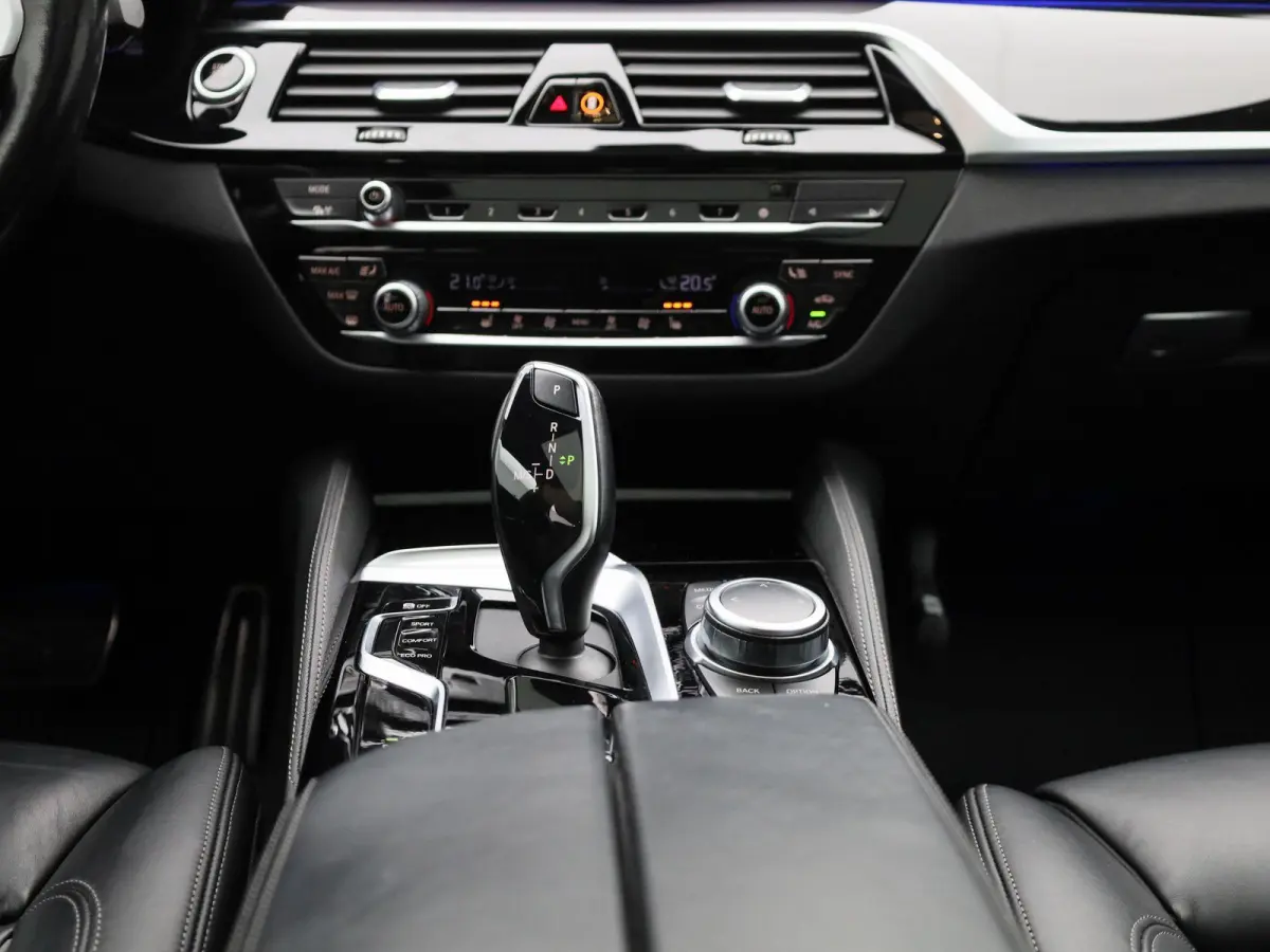 520i Business Edition Plus | Automaat | Panoramadak | Apple Carplay / Android Auto | Stoelverwarming | Stuurverwarming | Achteruitrijcamera |