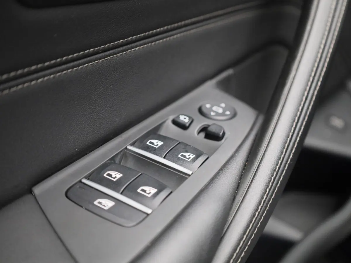 520i Business Edition Plus | Automaat | Panoramadak | Apple Carplay / Android Auto | Stoelverwarming | Stuurverwarming | Achteruitrijcamera |