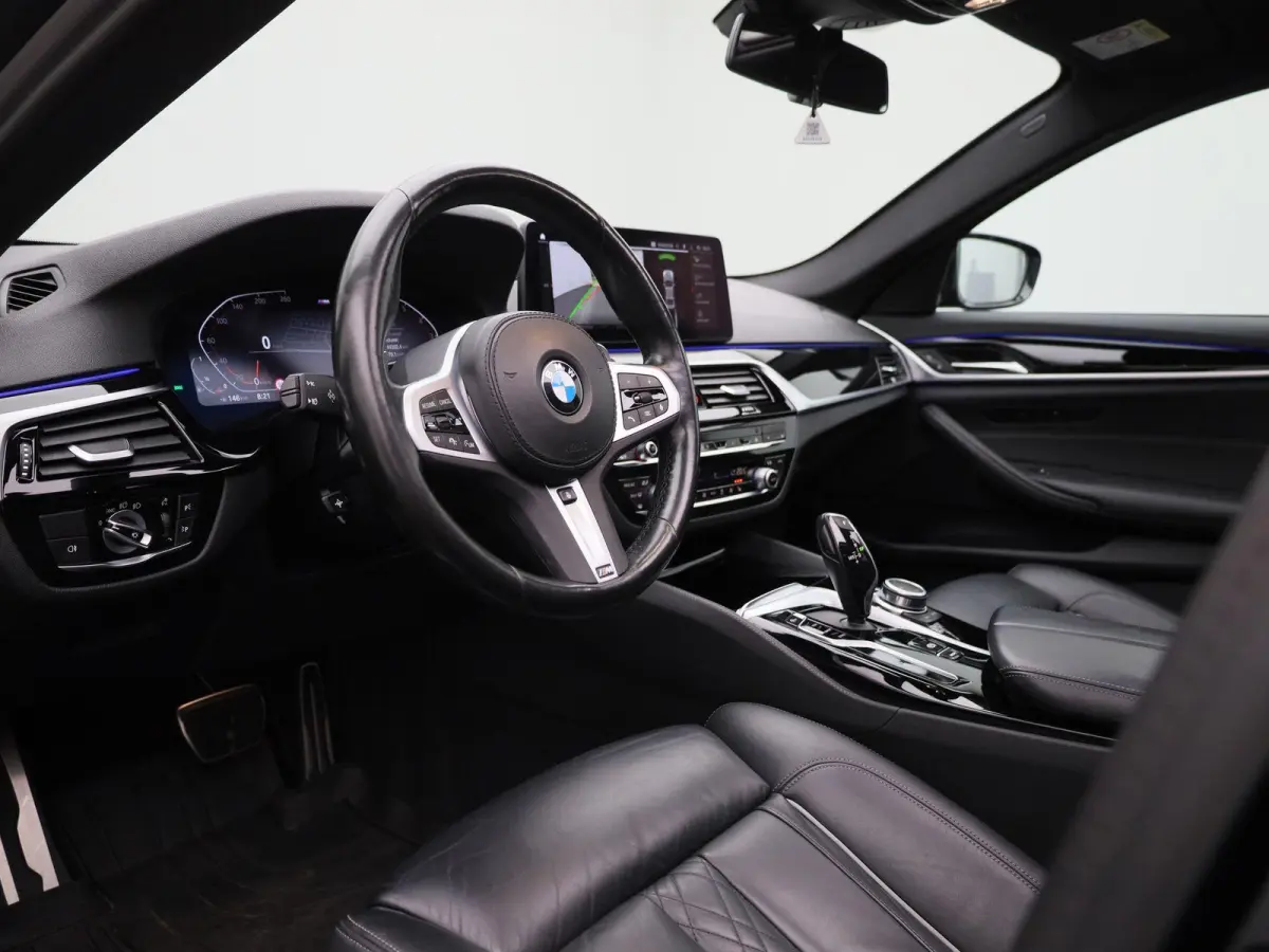 520i Business Edition Plus | Automaat | Panoramadak | Apple Carplay / Android Auto | Stoelverwarming | Stuurverwarming | Achteruitrijcamera |