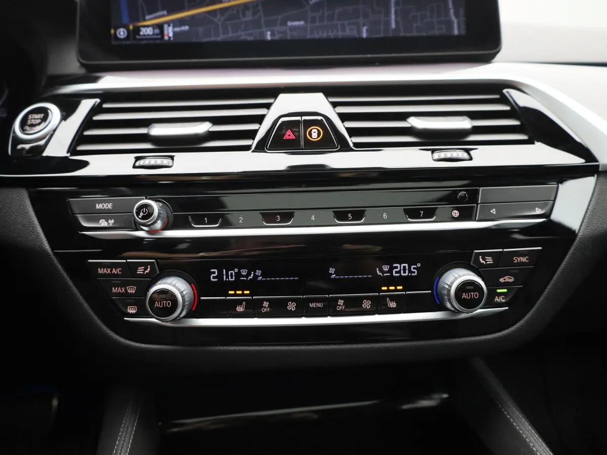 520i Business Edition Plus | Automaat | Panoramadak | Apple Carplay / Android Auto | Stoelverwarming | Stuurverwarming | Achteruitrijcamera |