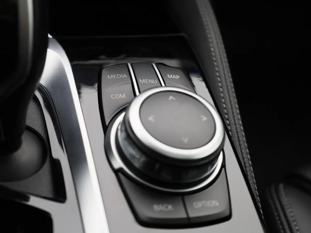 520i Business Edition Plus | Automaat | Panoramadak | Apple Carplay / Android Auto | Stoelverwarming | Stuurverwarming | Achteruitrijcamera |