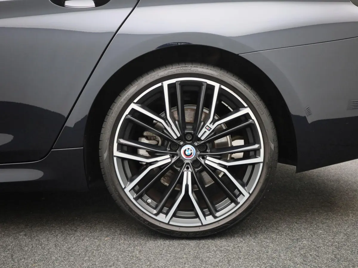 520i Business Edition Plus | Automaat | Panoramadak | Apple Carplay / Android Auto | Stoelverwarming | Stuurverwarming | Achteruitrijcamera |