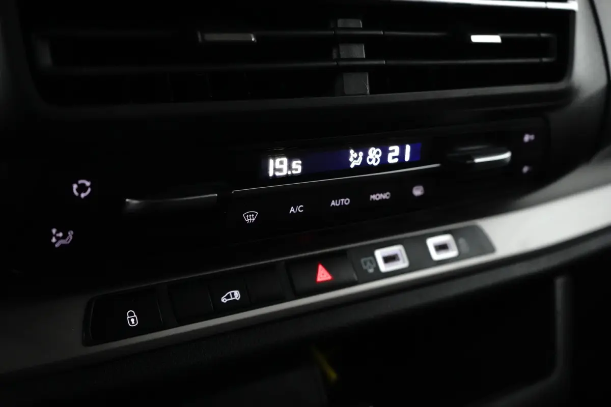 2.0 BlueHDi 145 L3 | Automatische airconditioning | Houtvloer Laadruimte met Antislip-profiel en Zijbekleding (Hout) met Wielkastbekleding | Multifunctioneel display met HD Touchscreen-kleur