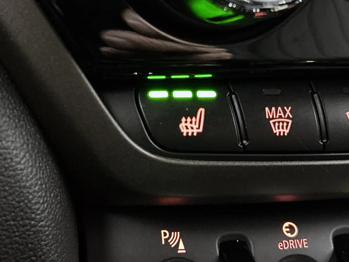 1.5 Cooper ALL4 Chili PHEV | HARMAN/KARDON | LEER | CAMERA | STOELVERWARMING | NAVIGATIE | ELEKTRISCH VERSTELBARE VOORSTOEL