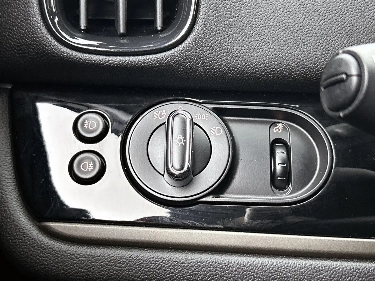 1.5 Cooper ALL4 Chili PHEV | HARMAN/KARDON | LEER | CAMERA | STOELVERWARMING | NAVIGATIE | ELEKTRISCH VERSTELBARE VOORSTOEL