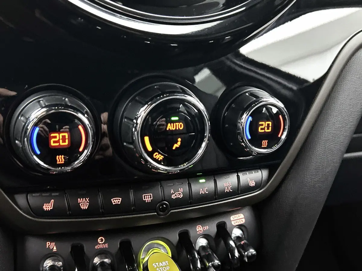 1.5 Cooper ALL4 Chili PHEV | HARMAN/KARDON | LEER | CAMERA | STOELVERWARMING | NAVIGATIE | ELEKTRISCH VERSTELBARE VOORSTOEL