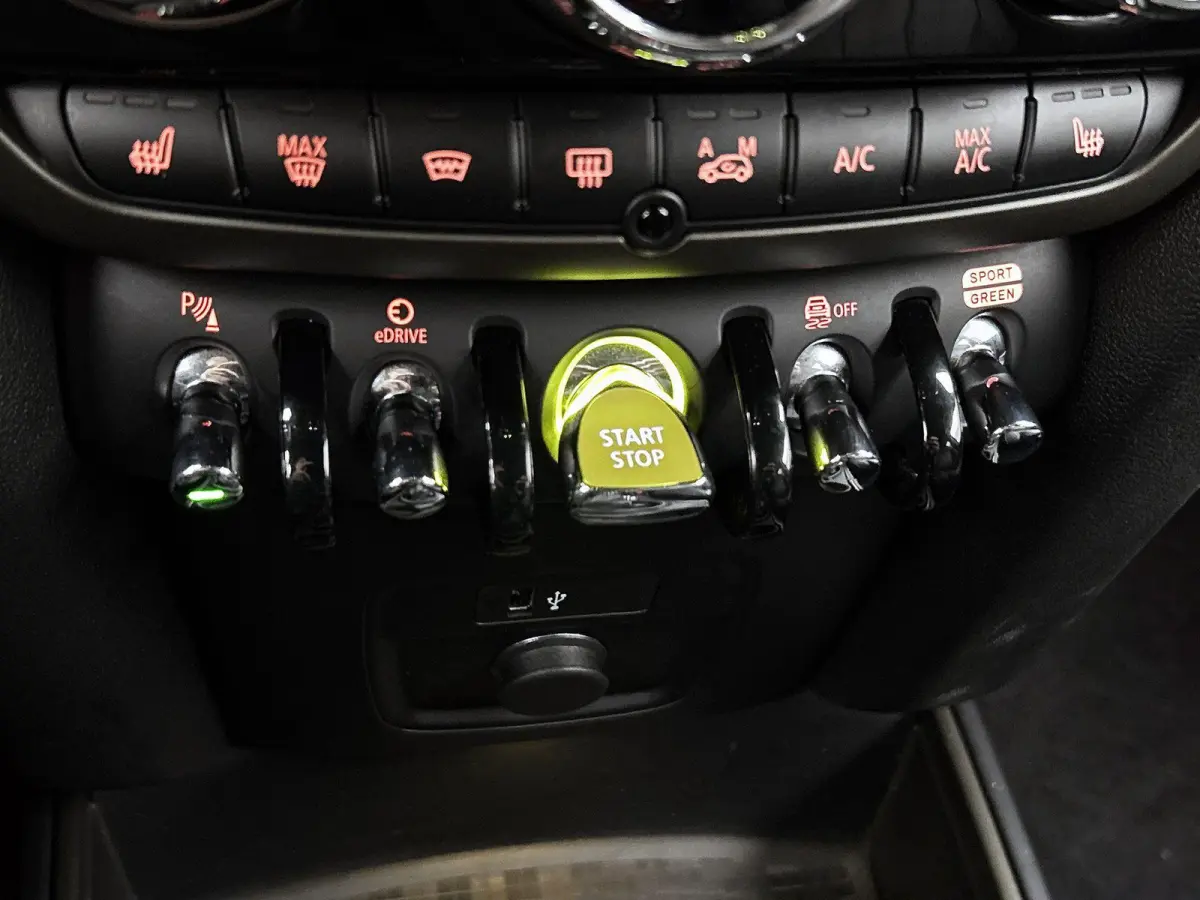 1.5 Cooper ALL4 Chili PHEV | HARMAN/KARDON | LEER | CAMERA | STOELVERWARMING | NAVIGATIE | ELEKTRISCH VERSTELBARE VOORSTOEL