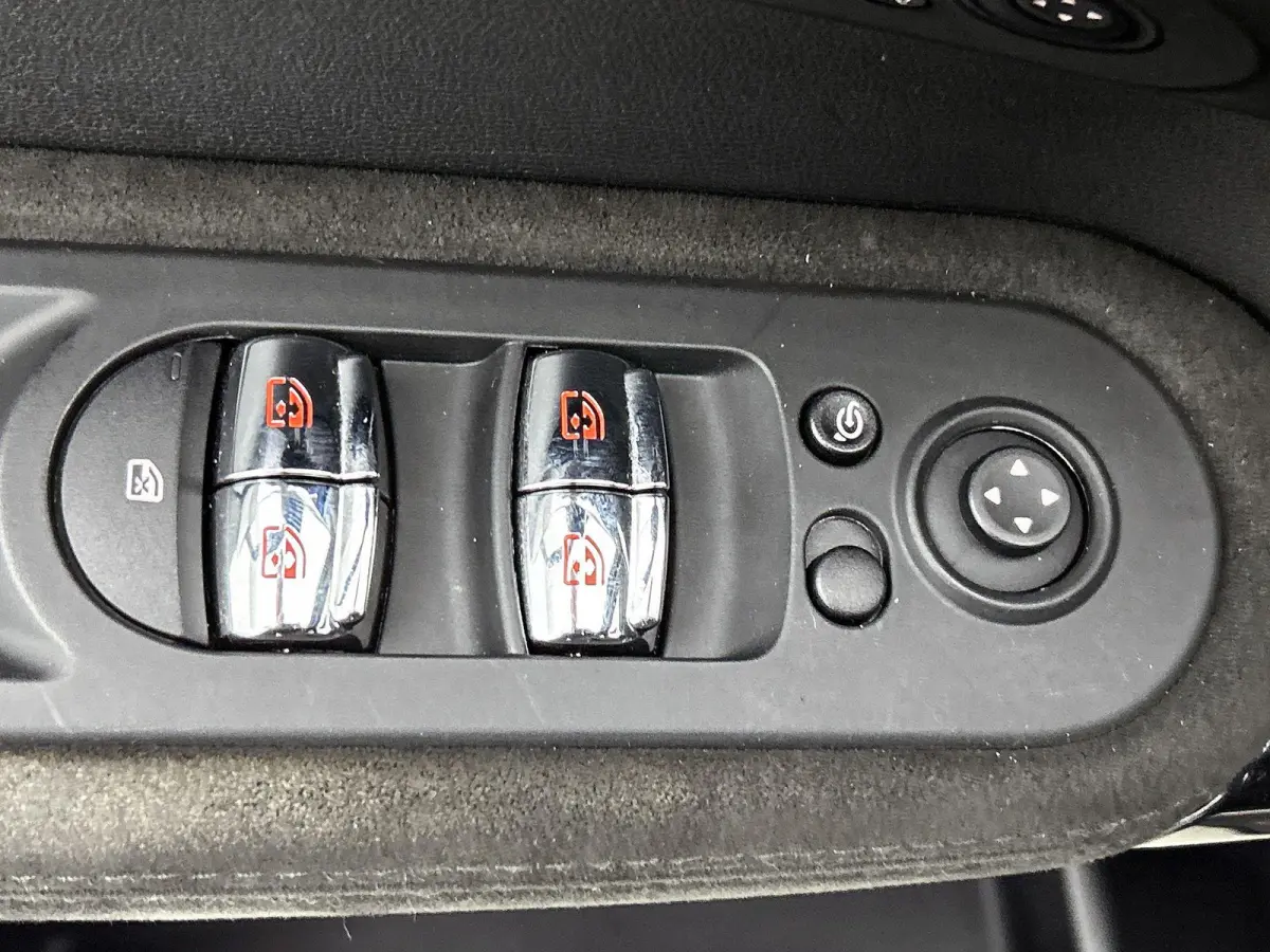 1.5 Cooper ALL4 Chili PHEV | HARMAN/KARDON | LEER | CAMERA | STOELVERWARMING | NAVIGATIE | ELEKTRISCH VERSTELBARE VOORSTOEL
