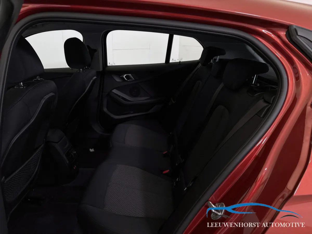 118i Business Edition, automaat, digit. dash, camera, 2x PDC, climate, cruise, NL-dealerauto