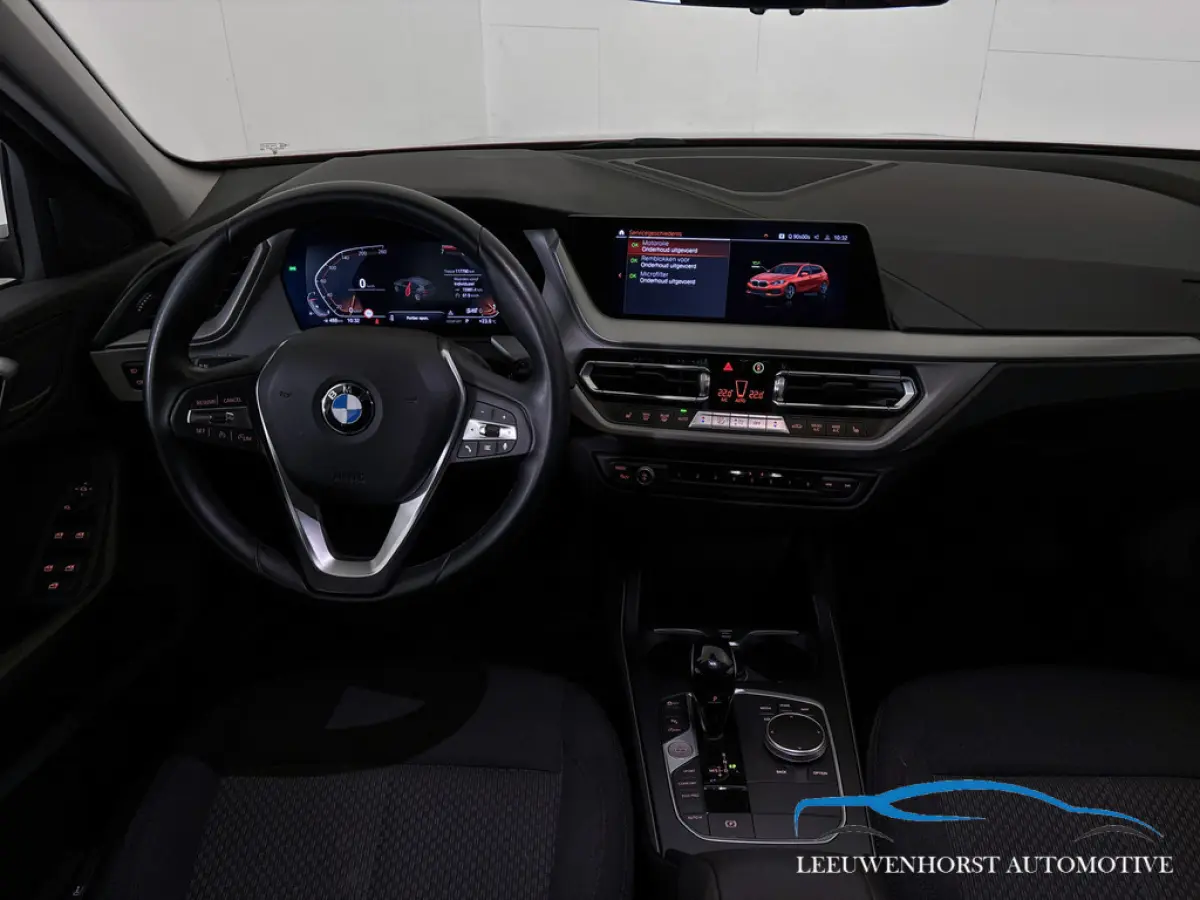 118i Business Edition, automaat, digit. dash, camera, 2x PDC, climate, cruise, NL-dealerauto