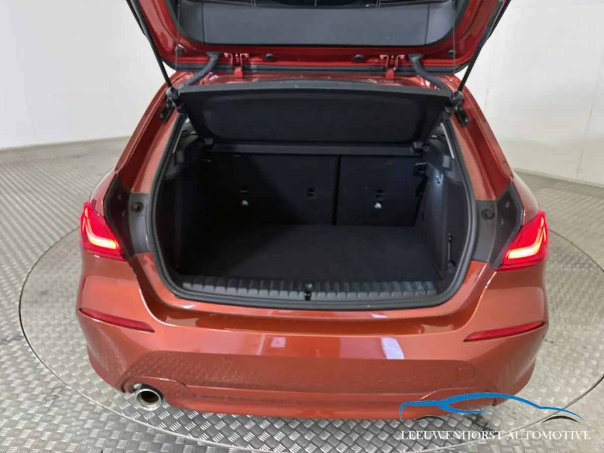 118i Business Edition, automaat, digit. dash, camera, 2x PDC, climate, cruise, NL-dealerauto