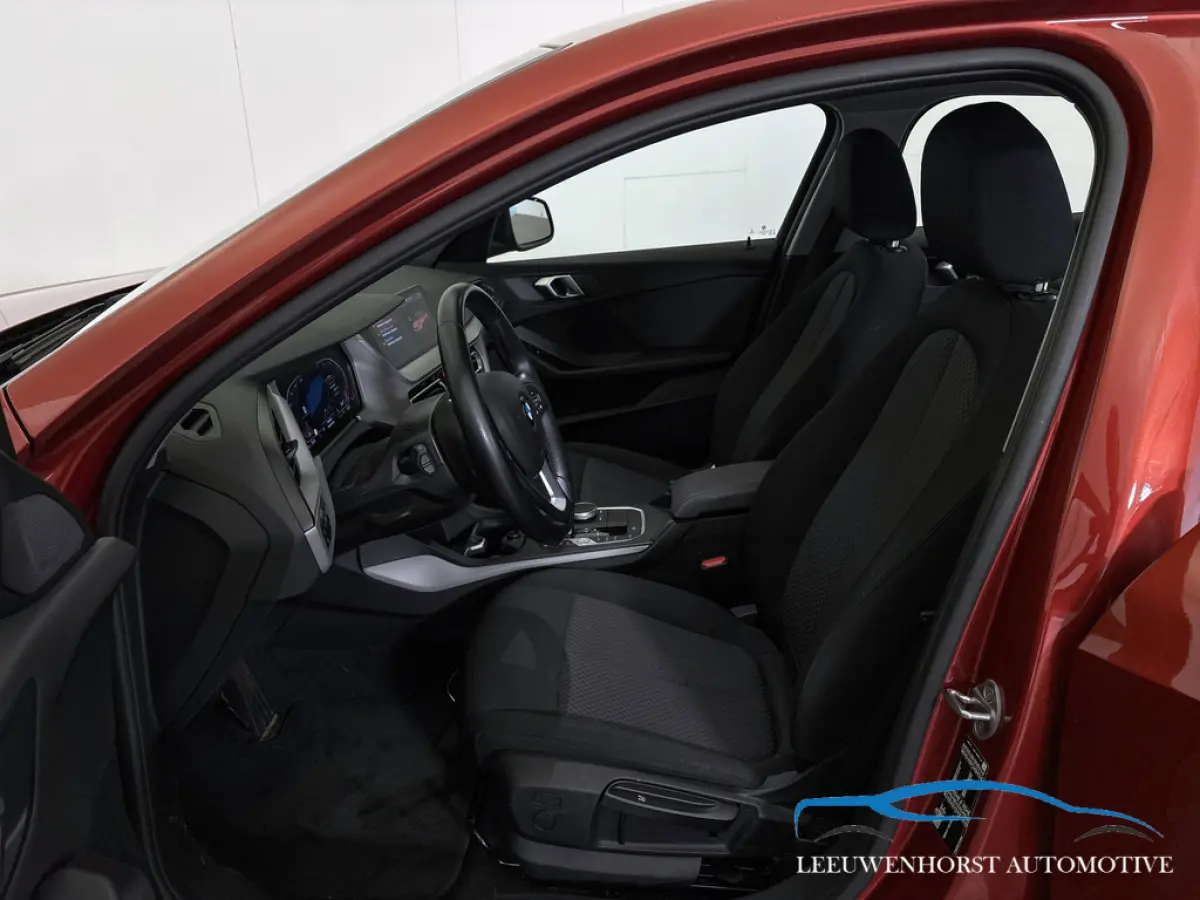 118i Business Edition, automaat, digit. dash, camera, 2x PDC, climate, cruise, NL-dealerauto