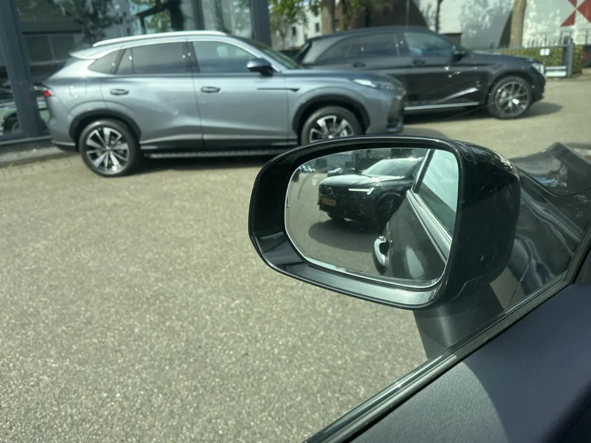 2.0 T6 Plug-in hybrid AWD Plus Black Edition SHOWROOM PRIJS VAN €51.900,- NU VOOR SLECHTS €49.877,- | LUCHTVERING | ELEK. TREKHAAK | STOEL + STOELVERWARMING | ACHTERBANK VERWAMRD | HARMA