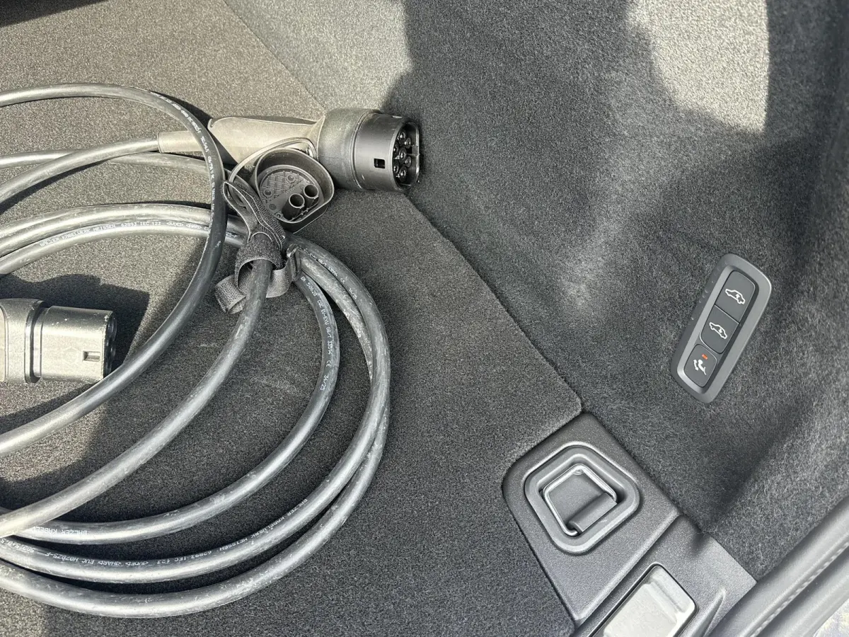2.0 T6 Plug-in hybrid AWD Plus Black Edition SHOWROOM PRIJS VAN €51.900,- NU VOOR SLECHTS €49.877,- | LUCHTVERING | ELEK. TREKHAAK | STOEL + STOELVERWARMING | ACHTERBANK VERWAMRD | HARMA