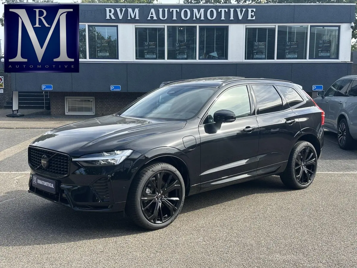 2.0 T6 Plug-in hybrid AWD Plus Black Edition LUCHTVERING | ELEK. TREKHAAK | STOEL + STOELVERWARMING | ACHTERBANK VERWARMD | HARMAN KARDON | RIJKLAAR | FABRIEKS GARANTIE T/M 7-2027 | PANO |