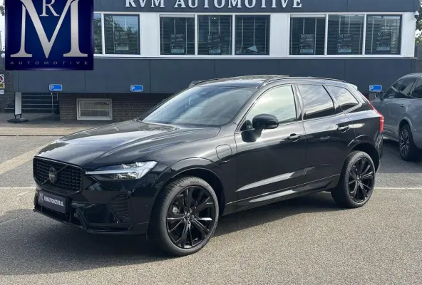 2.0 T6 Plug-in hybrid AWD Plus Black Edition LUCHTVERING | ELEK. TREKHAAK | STOEL + STOELVERWARMING | ACHTERBANK VERWARMD | HARMAN KARDON | RIJKLAAR | FABRIEKS GARANTIE T/M 7-2027 | PANO |