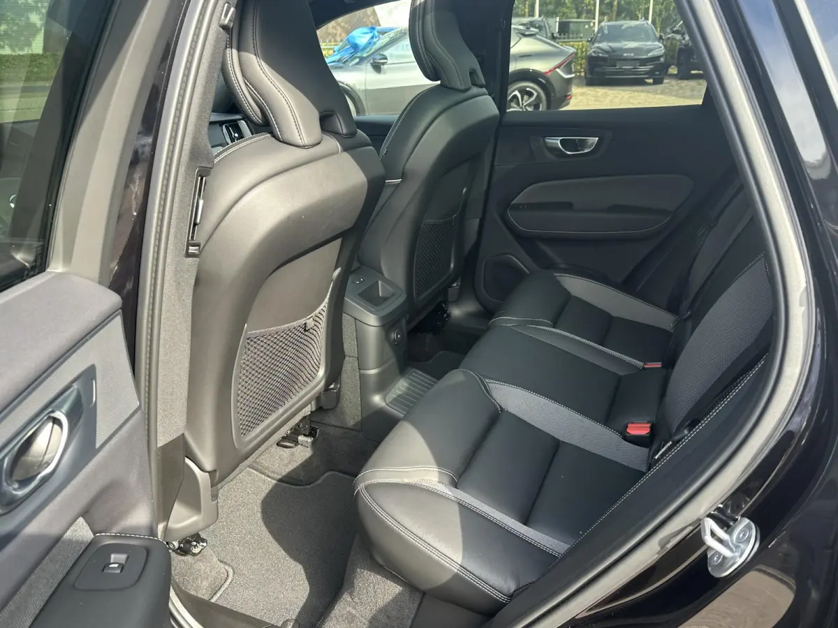 2.0 T6 Plug-in hybrid AWD Plus Black Edition SHOWROOM PRIJS VAN €51.900,- NU VOOR SLECHTS €49.877,- | LUCHTVERING | ELEK. TREKHAAK | STOEL + STOELVERWARMING | ACHTERBANK VERWAMRD | HARMA