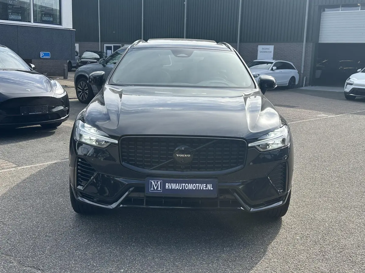 2.0 T6 Plug-in hybrid AWD Plus Black Edition SHOWROOM PRIJS VAN €51.900,- NU VOOR SLECHTS €49.877,- | LUCHTVERING | ELEK. TREKHAAK | STOEL + STOELVERWARMING | ACHTERBANK VERWAMRD | HARMA