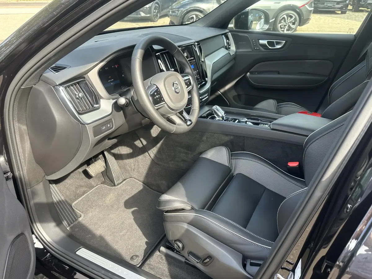 2.0 T6 Plug-in hybrid AWD Plus Black Edition SHOWROOM PRIJS VAN €51.900,- NU VOOR SLECHTS €49.877,- | LUCHTVERING | ELEK. TREKHAAK | STOEL + STOELVERWARMING | ACHTERBANK VERWAMRD | HARMA