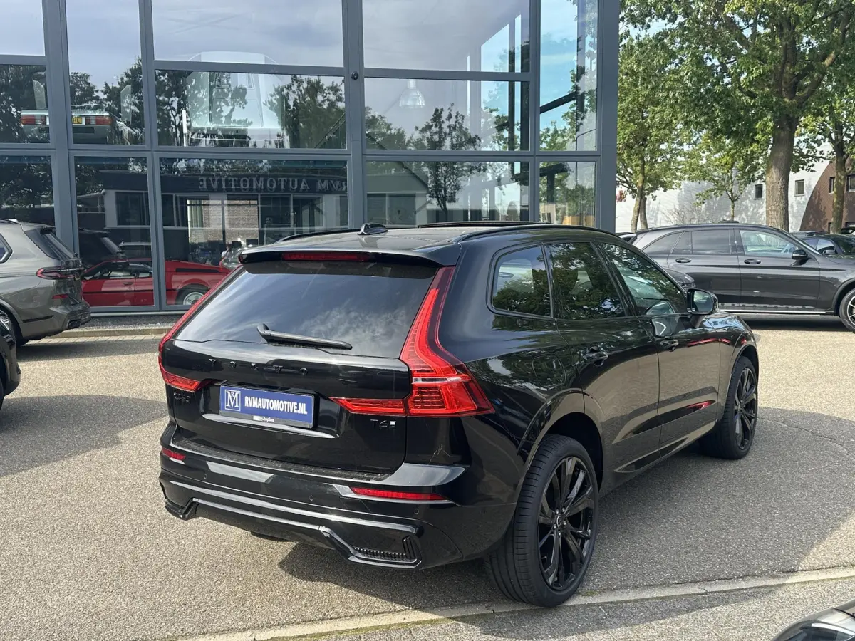 2.0 T6 Plug-in hybrid AWD Plus Black Edition SHOWROOM PRIJS VAN €51.900,- NU VOOR SLECHTS €49.877,- | LUCHTVERING | ELEK. TREKHAAK | STOEL + STOELVERWARMING | ACHTERBANK VERWAMRD | HARMA