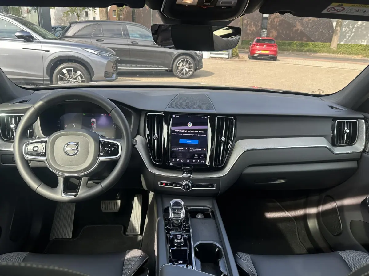 2.0 T6 Plug-in hybrid AWD Plus Black Edition LUCHTVERING | ELEK. TREKHAAK | STOEL + STOELVERWARMING | ACHTERBANK VERWARMD | HARMAN KARDON | RIJKLAAR | FABRIEKS GARANTIE T/M 7-2027 | PANO |