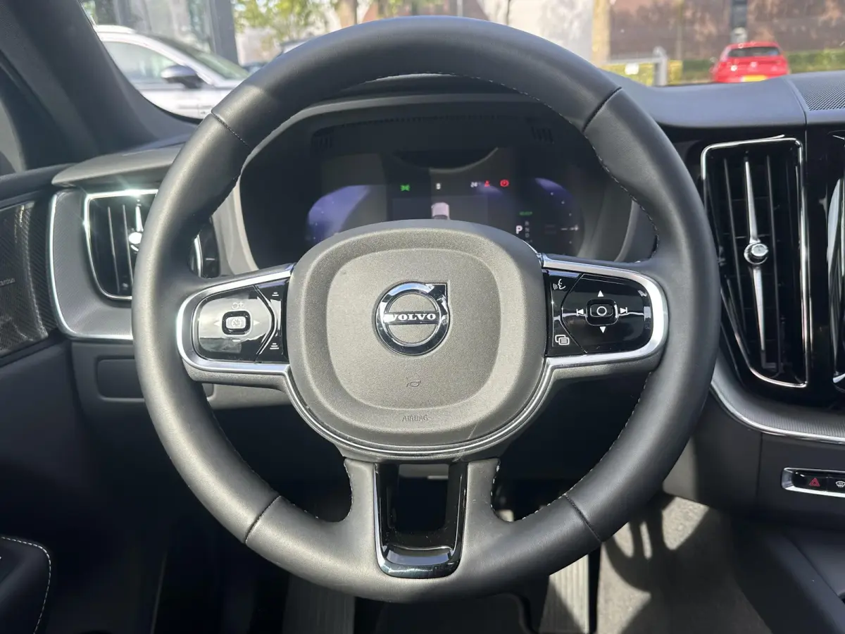 2.0 T6 Plug-in hybrid AWD Plus Black Edition SHOWROOM PRIJS VAN €51.900,- NU VOOR SLECHTS €49.877,- | LUCHTVERING | ELEK. TREKHAAK | STOEL + STOELVERWARMING | ACHTERBANK VERWAMRD | HARMA