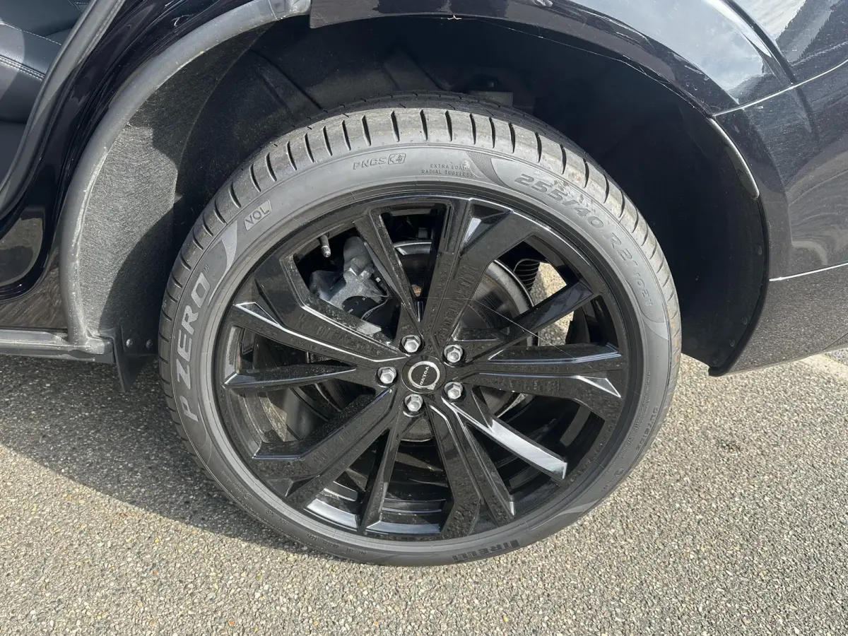 2.0 T6 Plug-in hybrid AWD Plus Black Edition SHOWROOM PRIJS VAN €51.900,- NU VOOR SLECHTS €49.877,- | LUCHTVERING | ELEK. TREKHAAK | STOEL + STOELVERWARMING | ACHTERBANK VERWAMRD | HARMA