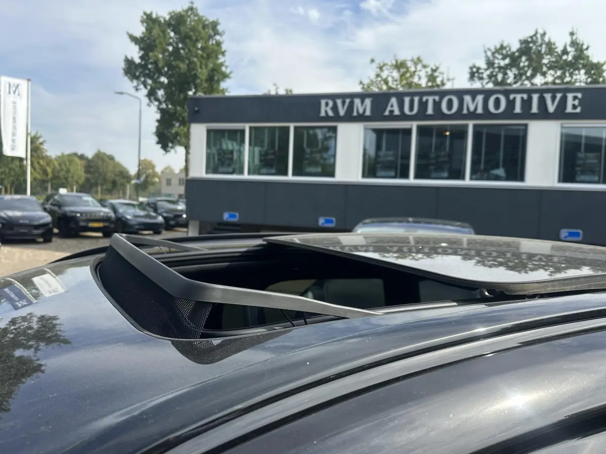 2.0 T6 Plug-in hybrid AWD Plus Black Edition SHOWROOM PRIJS VAN €51.900,- NU VOOR SLECHTS €49.877,- | LUCHTVERING | ELEK. TREKHAAK | STOEL + STOELVERWARMING | ACHTERBANK VERWAMRD | HARMA