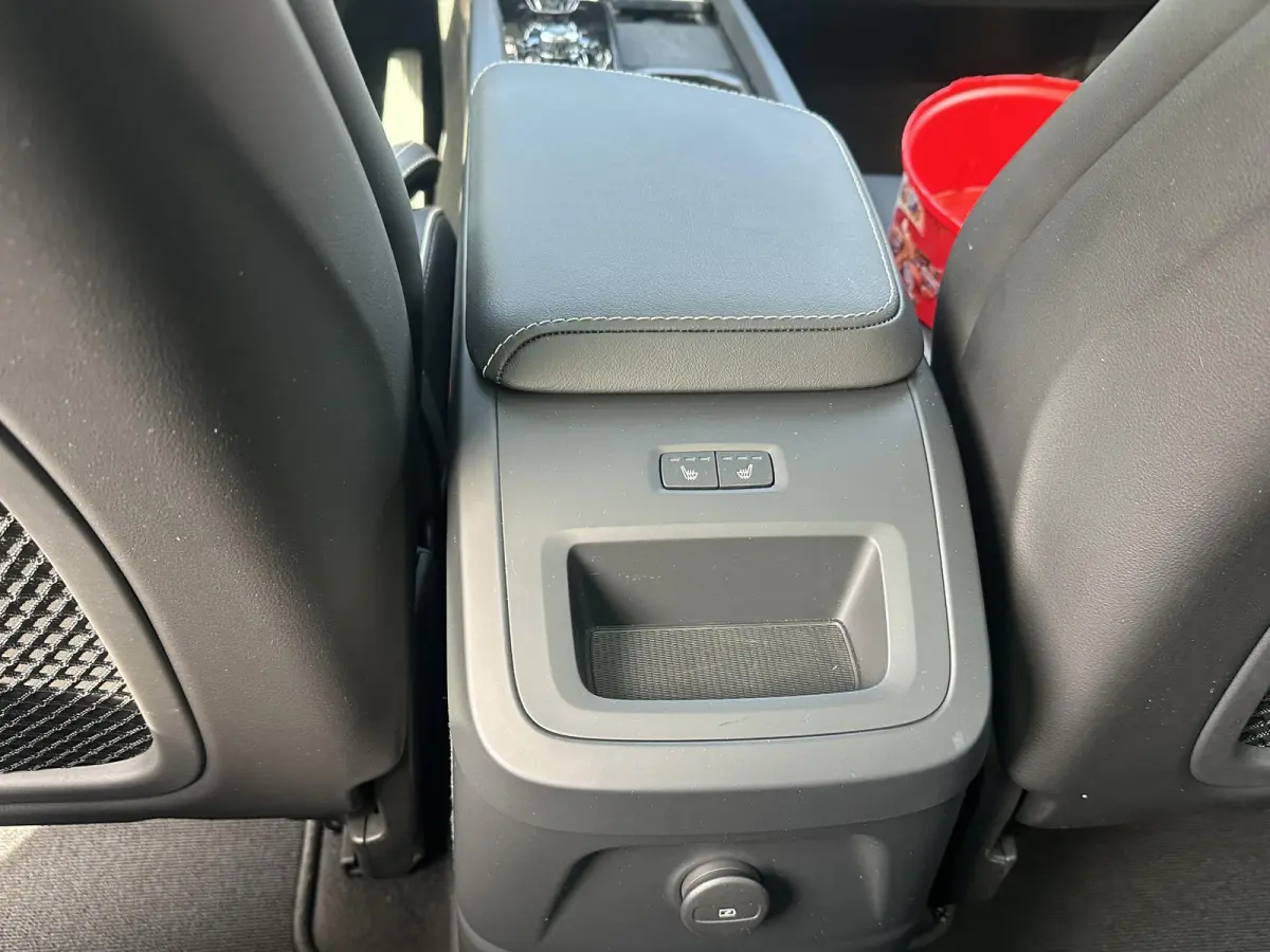 2.0 T6 Plug-in hybrid AWD Plus Black Edition SHOWROOM PRIJS VAN €51.900,- NU VOOR SLECHTS €49.877,- | LUCHTVERING | ELEK. TREKHAAK | STOEL + STOELVERWARMING | ACHTERBANK VERWAMRD | HARMA