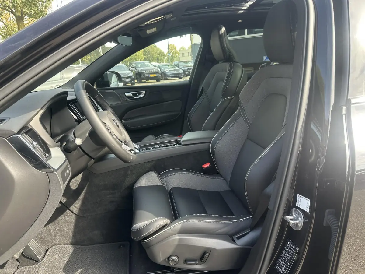2.0 T6 Plug-in hybrid AWD Plus Black Edition SHOWROOM PRIJS VAN €51.900,- NU VOOR SLECHTS €49.877,- | LUCHTVERING | ELEK. TREKHAAK | STOEL + STOELVERWARMING | ACHTERBANK VERWAMRD | HARMA