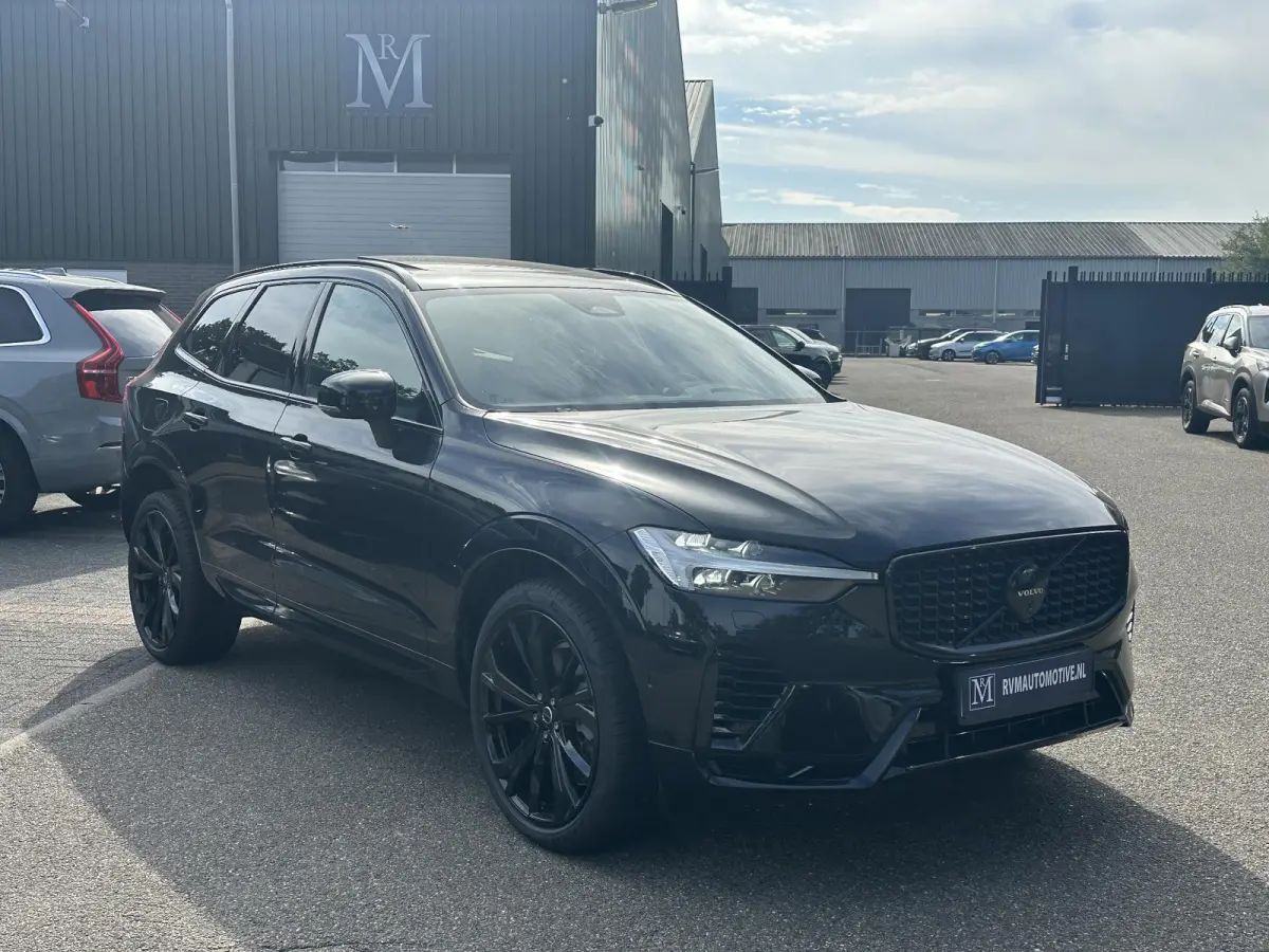 2.0 T6 Plug-in hybrid AWD Plus Black Edition SHOWROOM PRIJS VAN €51.900,- NU VOOR SLECHTS €49.877,- | LUCHTVERING | ELEK. TREKHAAK | STOEL + STOELVERWARMING | ACHTERBANK VERWAMRD | HARMA