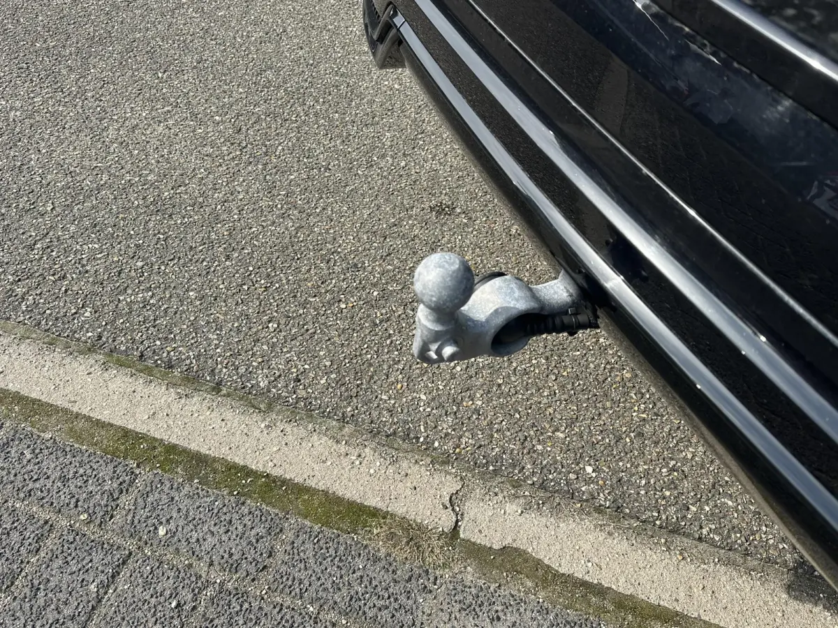 2.0 T6 Plug-in hybrid AWD Plus Black Edition LUCHTVERING | ELEK. TREKHAAK | STOEL + STOELVERWARMING | ACHTERBANK VERWARMD | HARMAN KARDON | RIJKLAAR | FABRIEKS GARANTIE T/M 7-2027 | PANO |